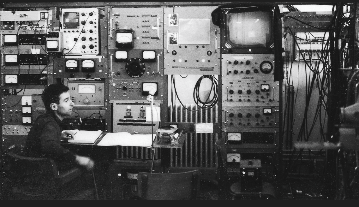 Jacques Haïssinski dans la salle de contrôle de l’anneau de stockage d’électrons et de positons ADA au LAL/Orsay en 1963.