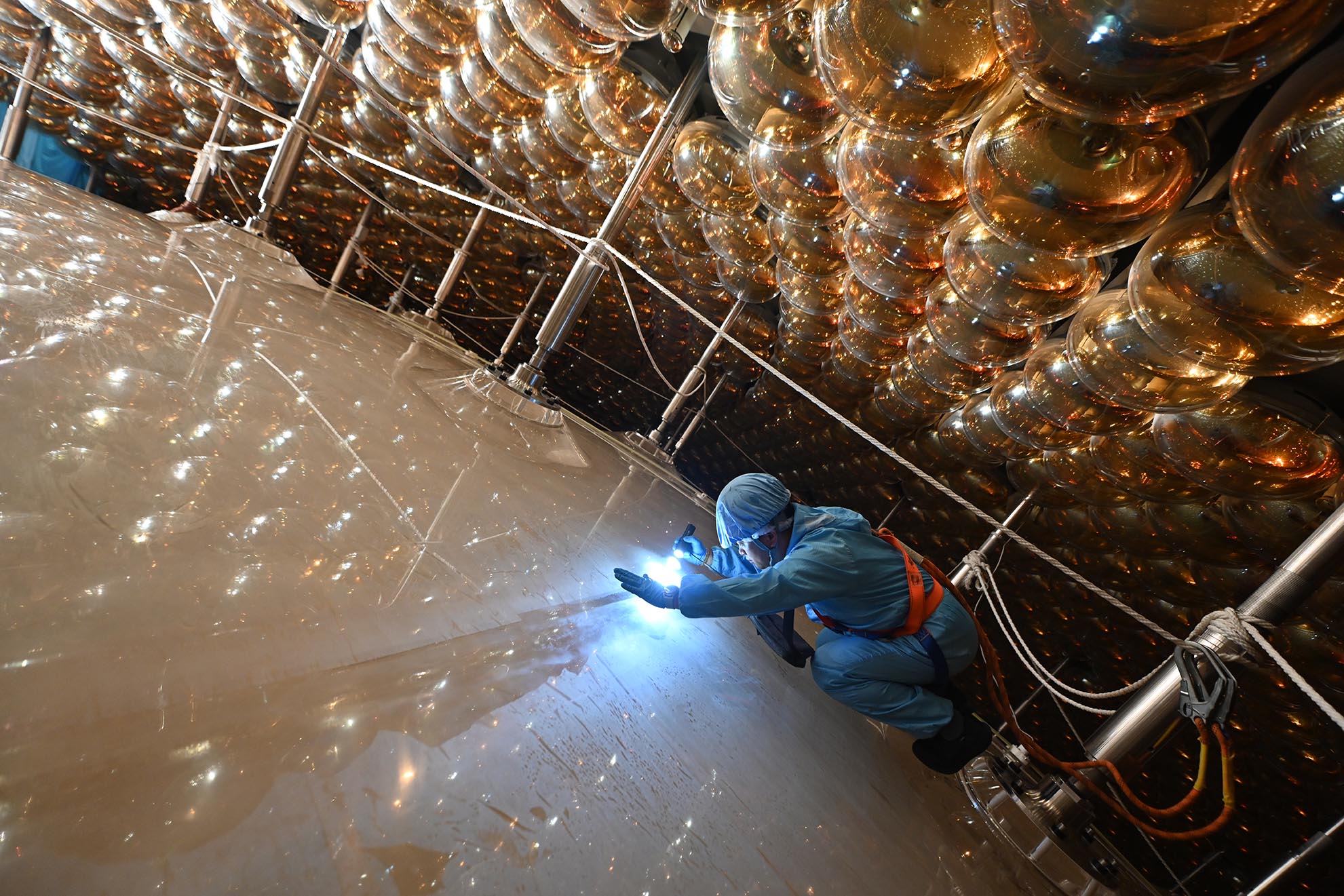 Inspection de la sphère JUNO