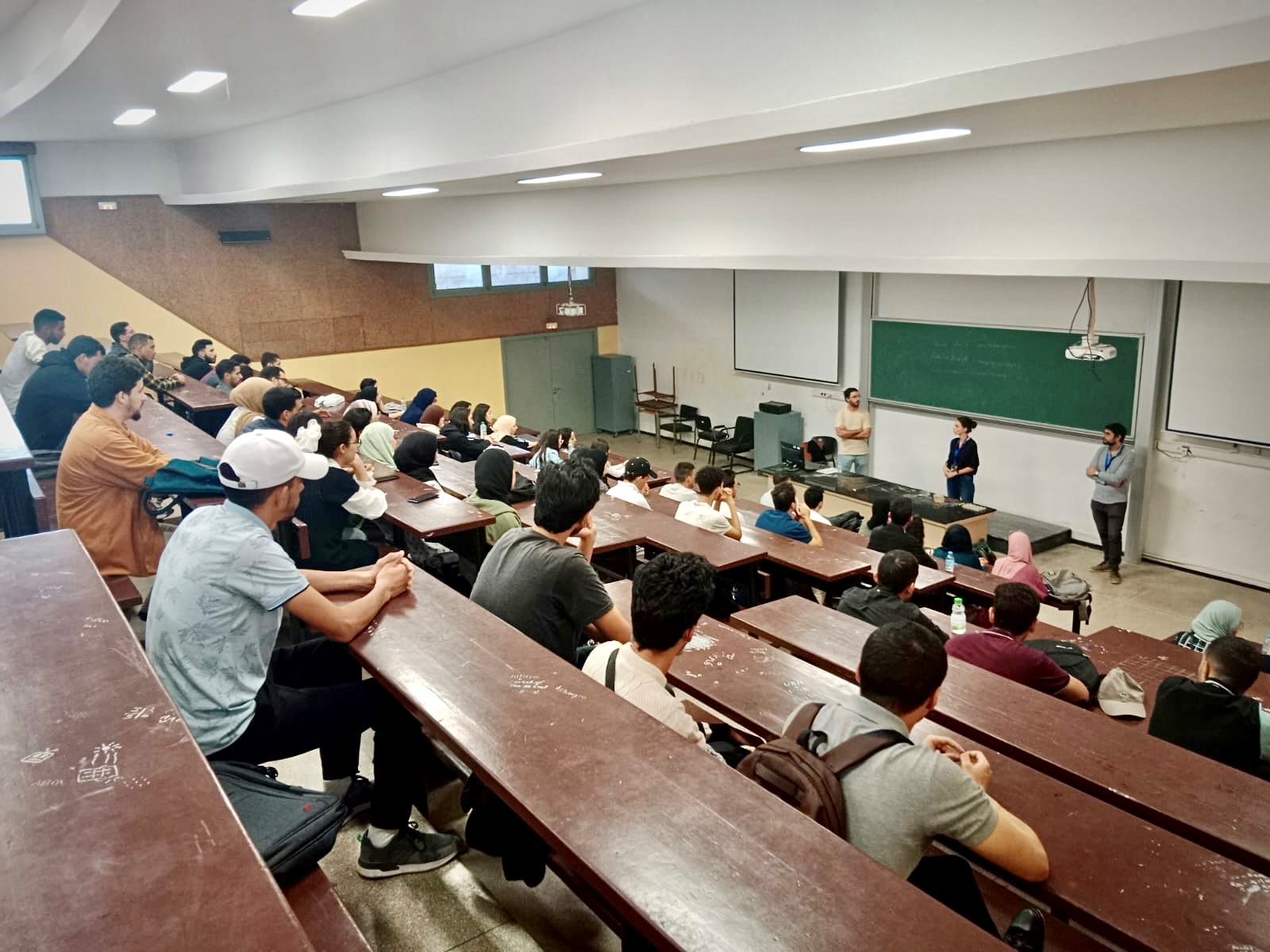 Younes Otarid (CERN), Leila Haegel (IP2I Lyon) et Luca Cadamuro (IJCLab) échangent avec les étudiants de l’Université Mohammed V de Rabat à propos de la recherche en physique fondamentale et des carrières académiques. Crédit photo: Yahya Tayalati.