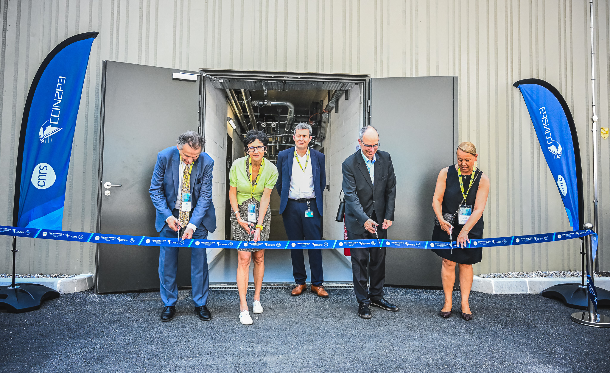 L'inauguration de la nouvelle salle de calcul. De gauche &agrave; droite : Alain Schuhl, directeur g&eacute;n&eacute;ral d&eacute;l&eacute;gu&eacute; &agrave; la science du CNRS, Christelle Roy, directrice de CNRS Nucl&eacute;aire & Particules, Pierre-Etienne Macchi, directeur du CC-IN2P3, Volker Beckmann, charg&eacute; de l'European Open Science Cloud au Minist&egrave;re de l'enseignement sup&eacute;rieur, de la recherche et de l'espace et Florence Morineau, d&eacute;l&eacute;gu&eacute;e r&eacute;gionale du CNRS en Rh&ocirc;ne Auvergne. 