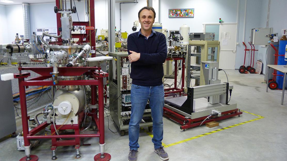 Richard Ortega sur la plateforme d’analyse par faisceaux d’ions.