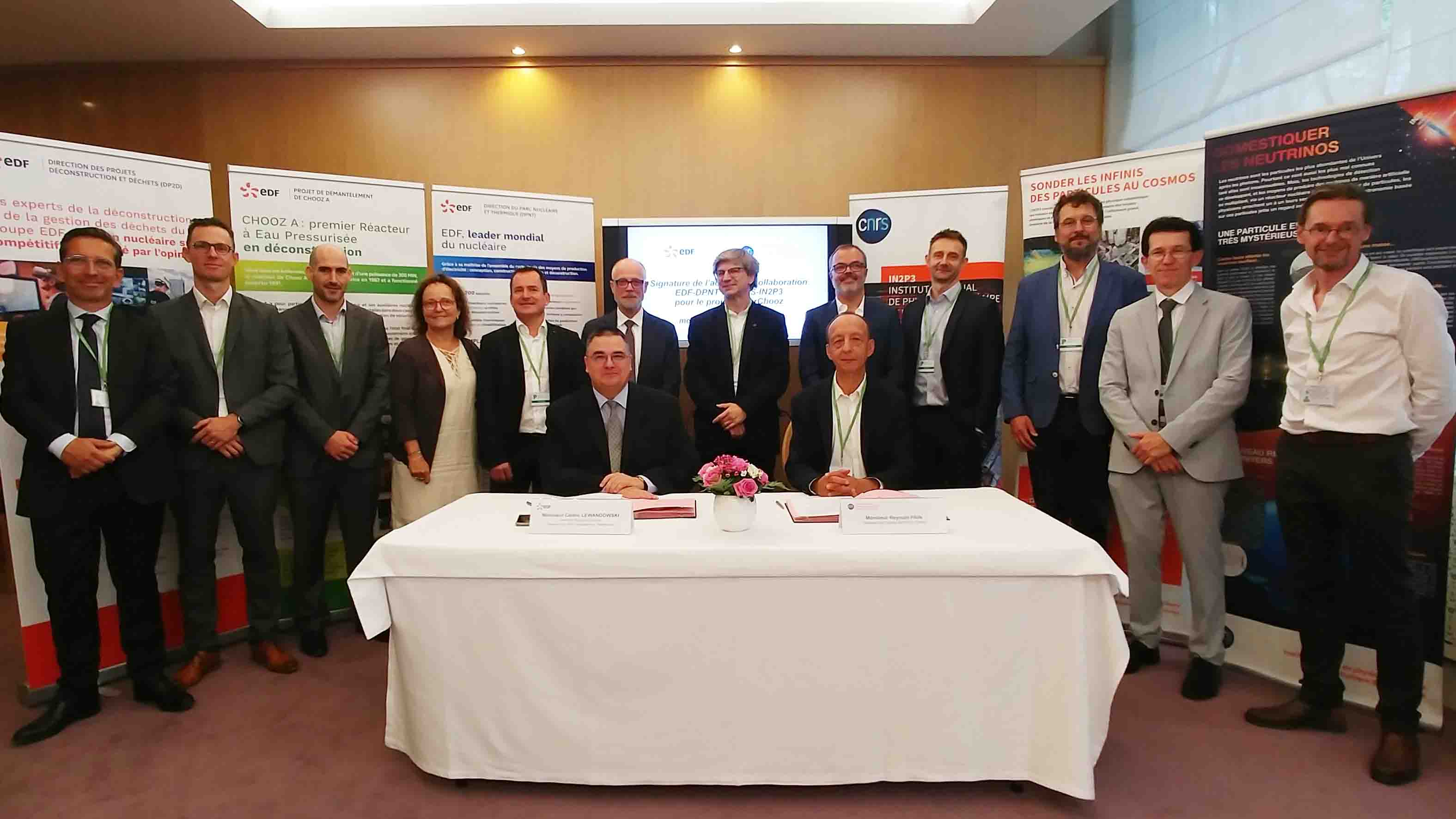 Photo de la signature de l'accord SuperChooz Pathfinder