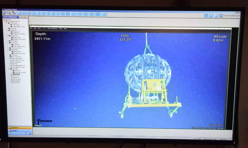 L'une des unités de détection de KM3NeT atteignant le fond marin.