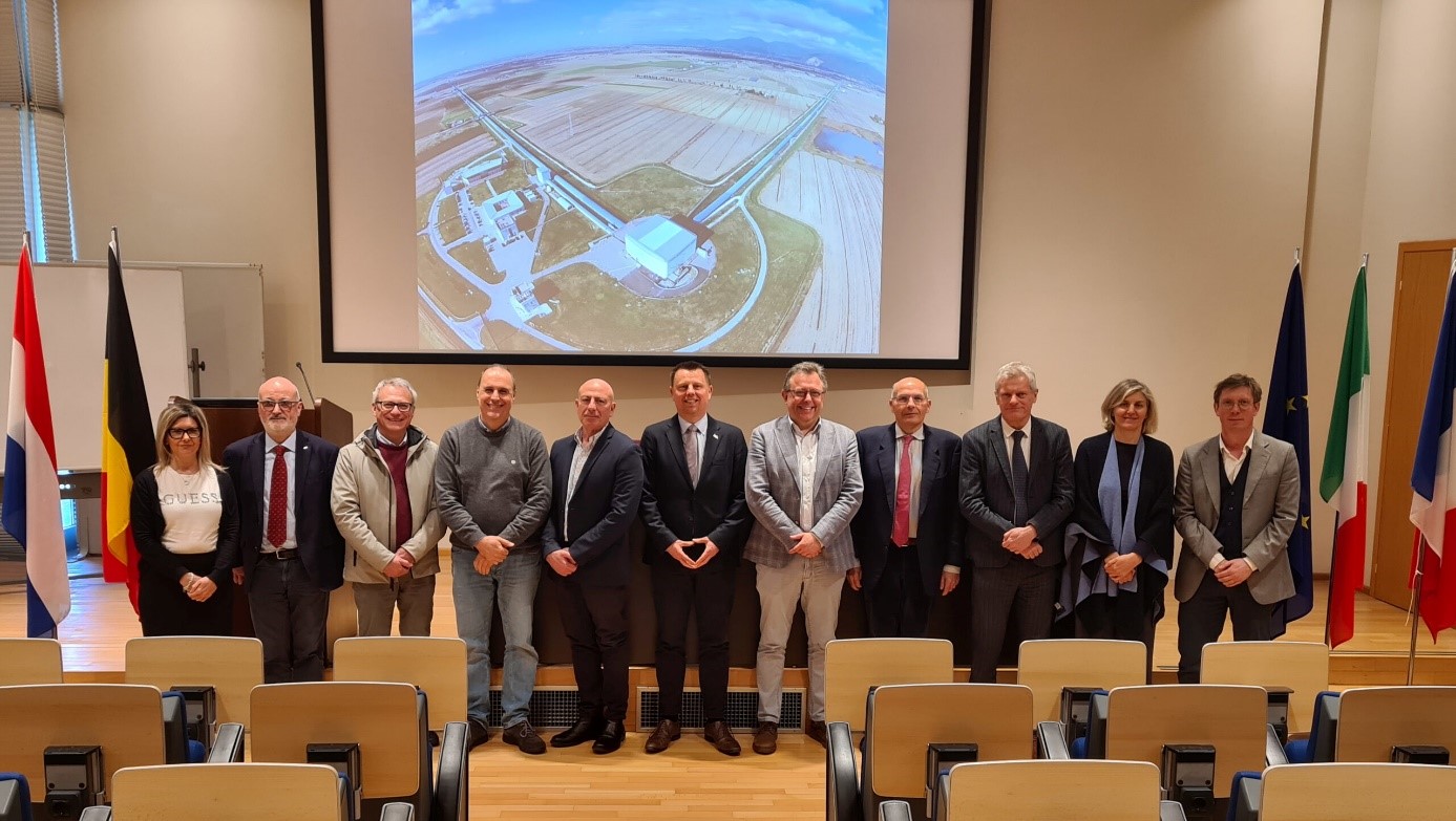 De gauche à droite : Veronica Buccheri (INFN), Oliviero Cremonesi (INFN), Marco Grassi (INFN), Gianluca Gemme (INFN, porte-parole de Virgo), Massimo Carpinelli (directeur d’EGO), Joël Groeneveld (FNRS), Jorgen D’Hondt (Nikhef/NWO-I), Marco Pallavicini (INFN), Hans Plets (FWO), Susanna Vergani (CNRS), Nicolas Leroy (CNRS).