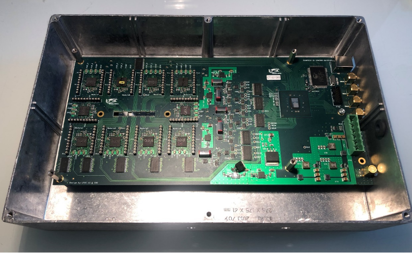 / Photo montrant l’assemblage des 8 diamants à pistes sur la carte contenant les circuits imprimés (ASIC) et le module d’acquisition (FPGA)