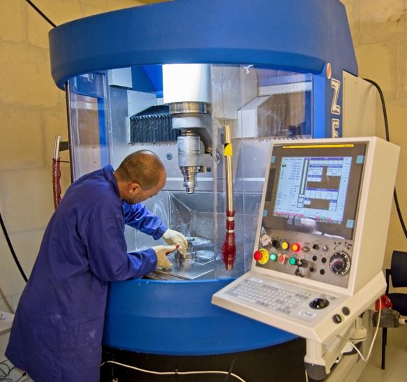 la machine de polissage pour les optiques de précision récemment installée dans les locaux de l’IP2I sur le campus de la Doua.