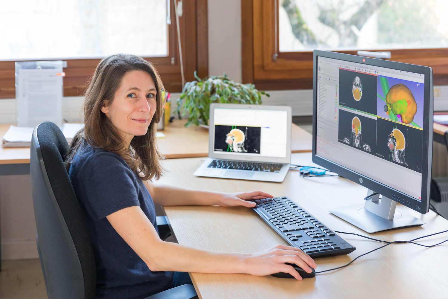 Portrait de Sara Marcatili devant son ordinateur.