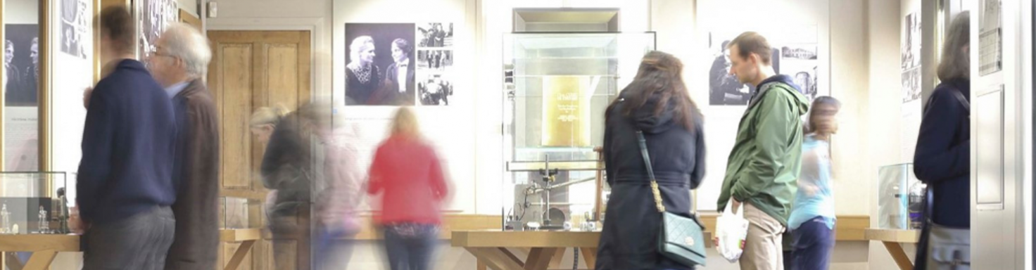 Photo de visiteurs dans le Musée Curie
