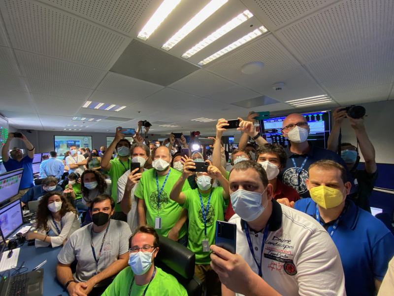 scientifiques enthousiastes dans une salle de controle du CERN