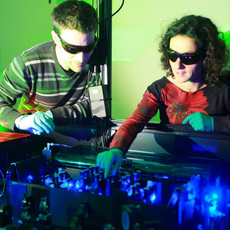 Salle laser avec une opératrice et un opérateur