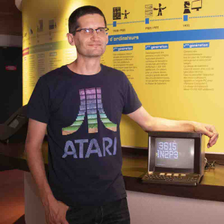 Portrait de fabien Wernli dans le musée de l'informatique.