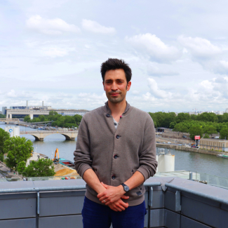 Photo portrait en buste de Josquin Errard sur les toits du laboratoire APC