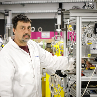 Marc Rousseau, enseignant-chercheur à l'Université de Strasbourg/IPHC présente la ligne d'irradiation de la plateforme Precy spécialement conçue pour conduire des expériences de biologie.
