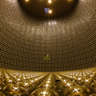 Cuve géante de Super-Kamiokande tapissée de photomultiplicateurs 