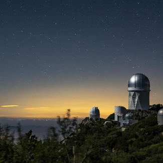 La collaboration DESI propose en accès libre ses premières données collectées en 2020 depuis le télescope Mayall (Arizona) sur lequel son "usine" à spectres est installée. 
