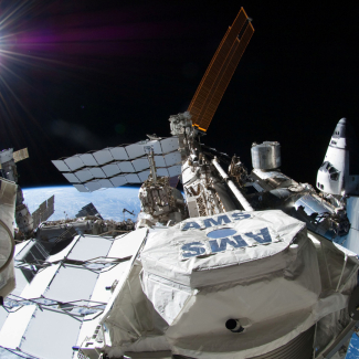 Depuis 10 ans, le spectromètre AMS, installé sur la Station spatiale internationale, fournit aux scientifiques de précieuses données sur le rayonnement cosmique.