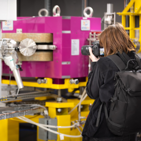 photographe devant un instrument scientifique