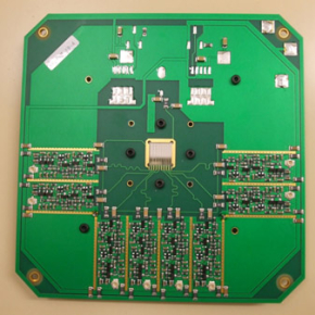 Carte électronique avec en son centre le composant en diamant