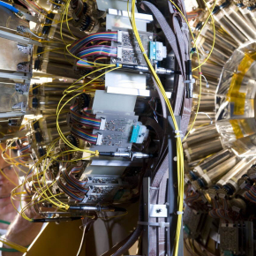 INDRA multidétecteur de particules chargées dédié à l'étude de la collision d'ions lourds.