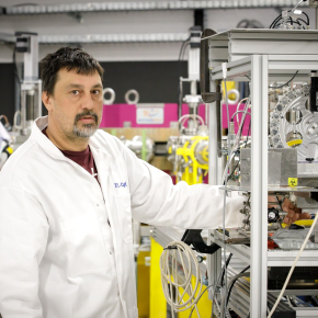 Marc Rousseau, enseignant-chercheur à l'Université de Strasbourg/IPHC présente la ligne d'irradiation de la plateforme Precy spécialement conçue pour conduire des expériences de biologie.