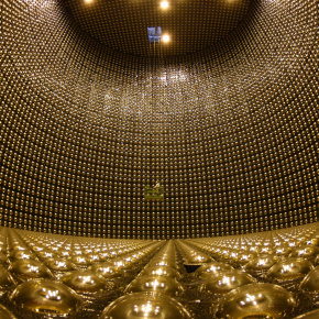 Cuve géante de Super-Kamiokande tapissée de photomultiplicateurs 