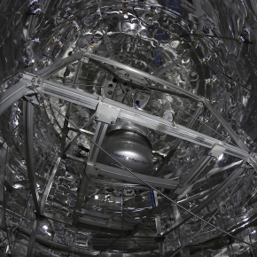 Le cryostat de XENON1T à l’intérieur du château d'eau qui le protège des rayons cosmiques